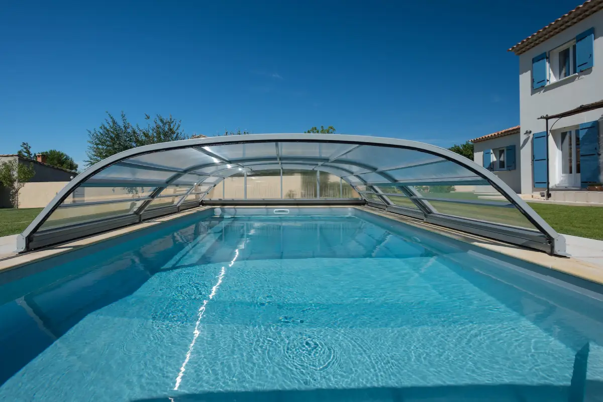 Abris de piscine bas, ouvert à moitié,