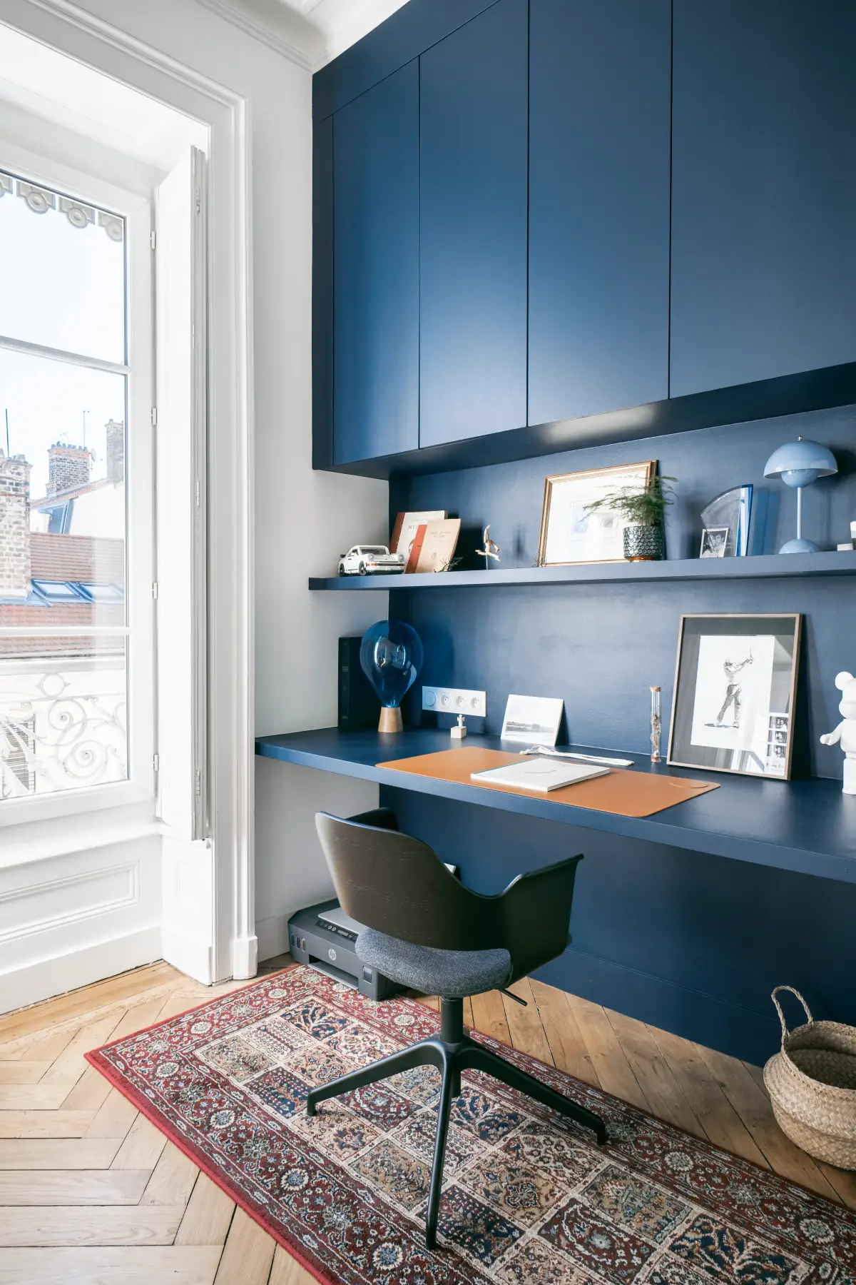 Bureau avec étagères et placards bleu foncé