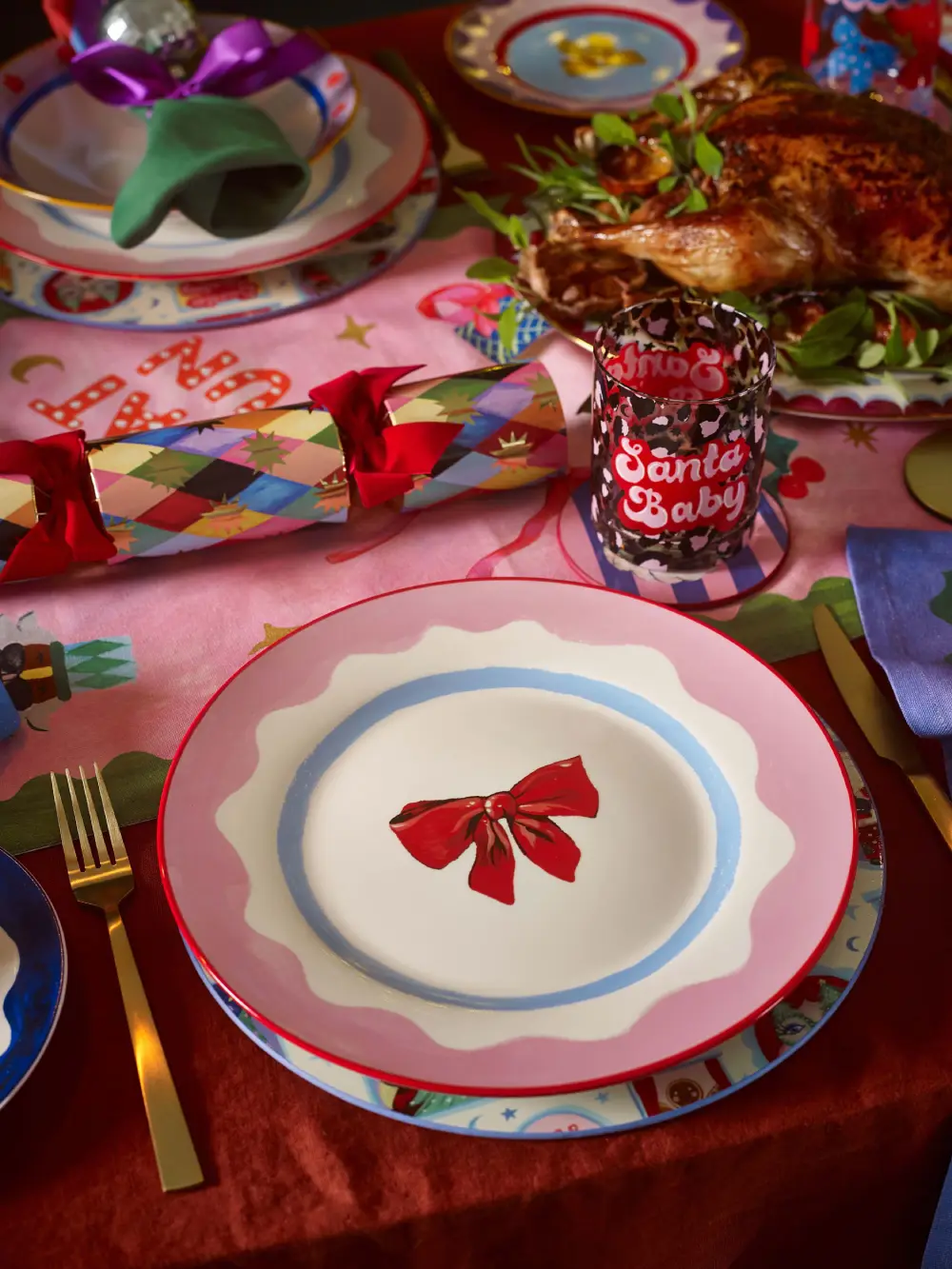 Assiette rose, blanche et bleue avec motif nœud rouge au centre