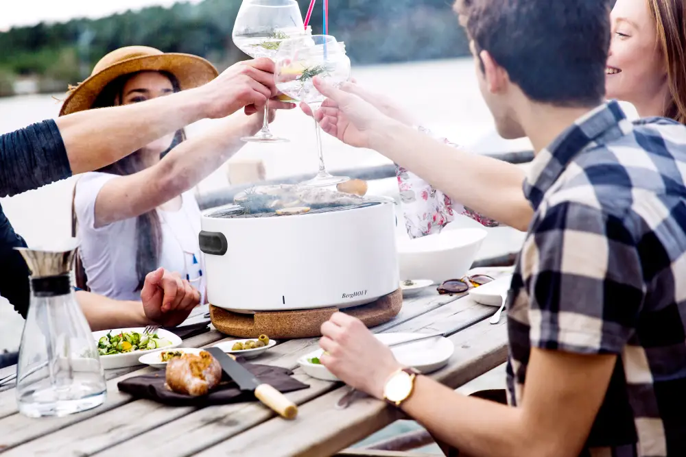 Barbecue blanc rond à charbon