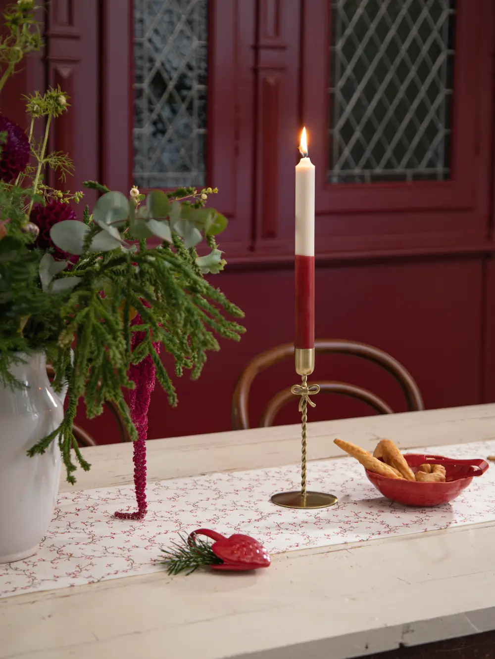 Bougeoir doré avec détail nœud, bougie rouge et blanche