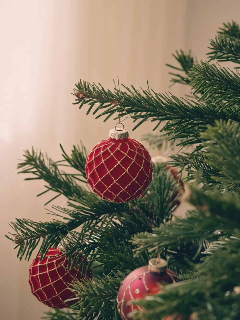 Boule de Noël rouge avec détail doré