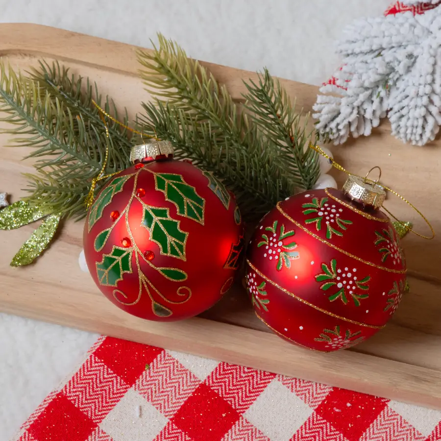 Décoration de Noël traditionnelle avec deux boules rouges avec motif houx et gui