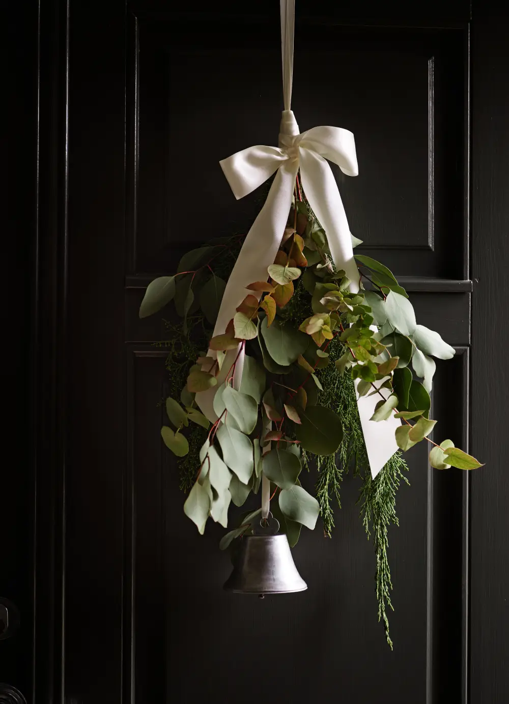 Nœud blanc effet sapin pour accrocher un bouquet de branche d'eucalyptus et autres plantes