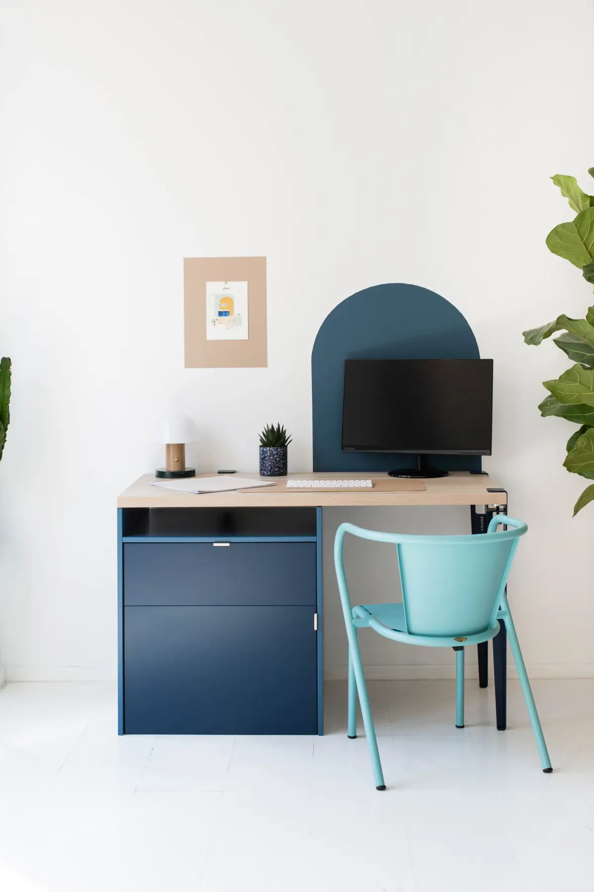 Bureau bicolore bleu gris et bleu nuit avec plateau en bois clair