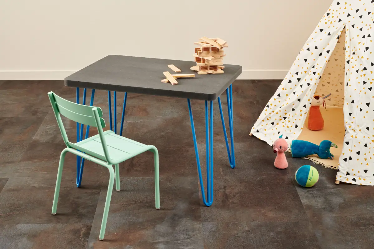 Bureau enfant avec pieds bleus