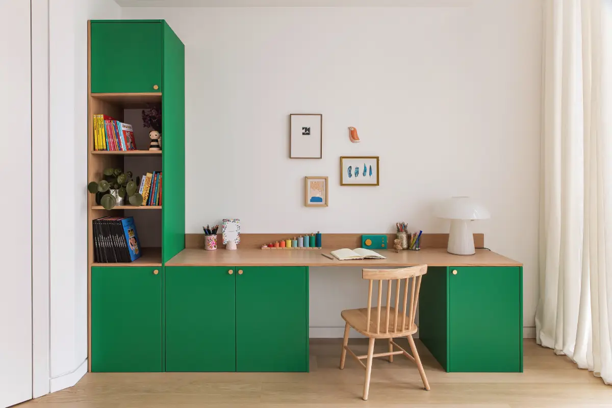 Placards verts et bureau en bois par Plum Living