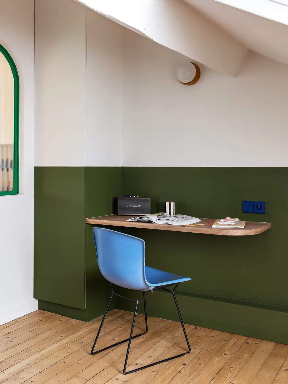 Bureau planche en bois minimaliste et mur vert