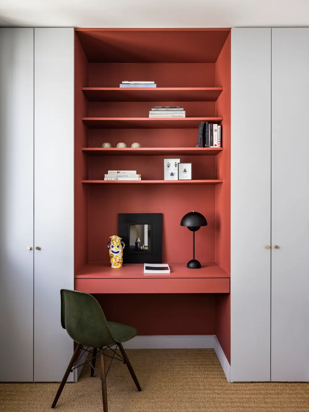 Bureau terracotta avec tiroir et étagère