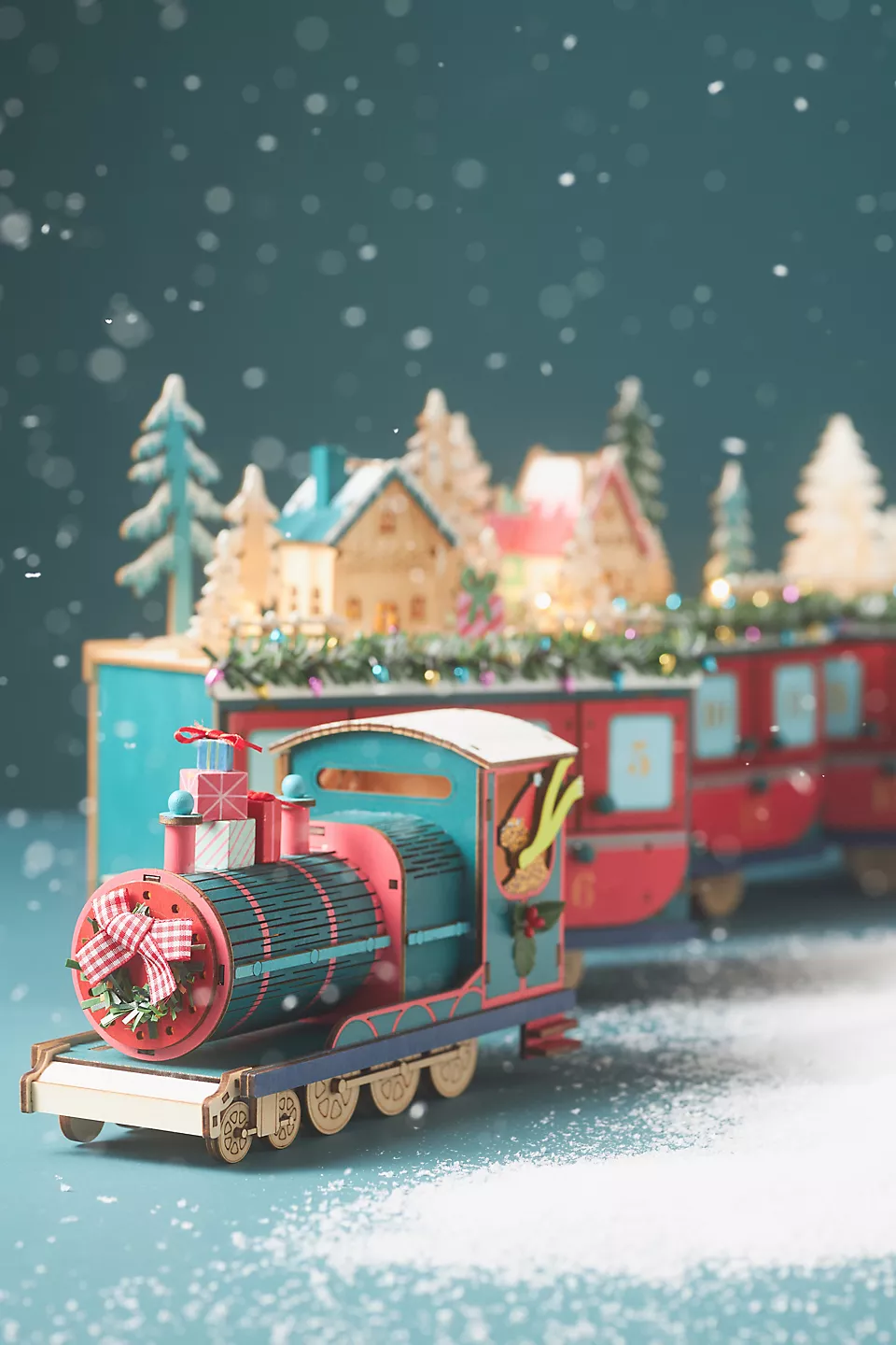 Calendrier de l'avent en bois, forme de train, pour Noël chez Anthropologie