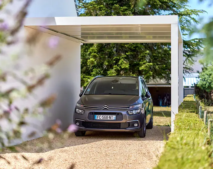 Carport blanc sur côté latéral de la maison