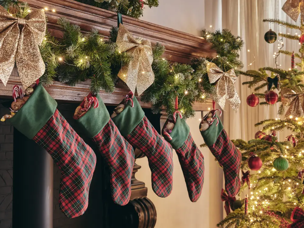 Chaussettes de Noël écossaises accrochées à la cheminée et remplies de sucre d'orge, décoration de Noël traditionnelle