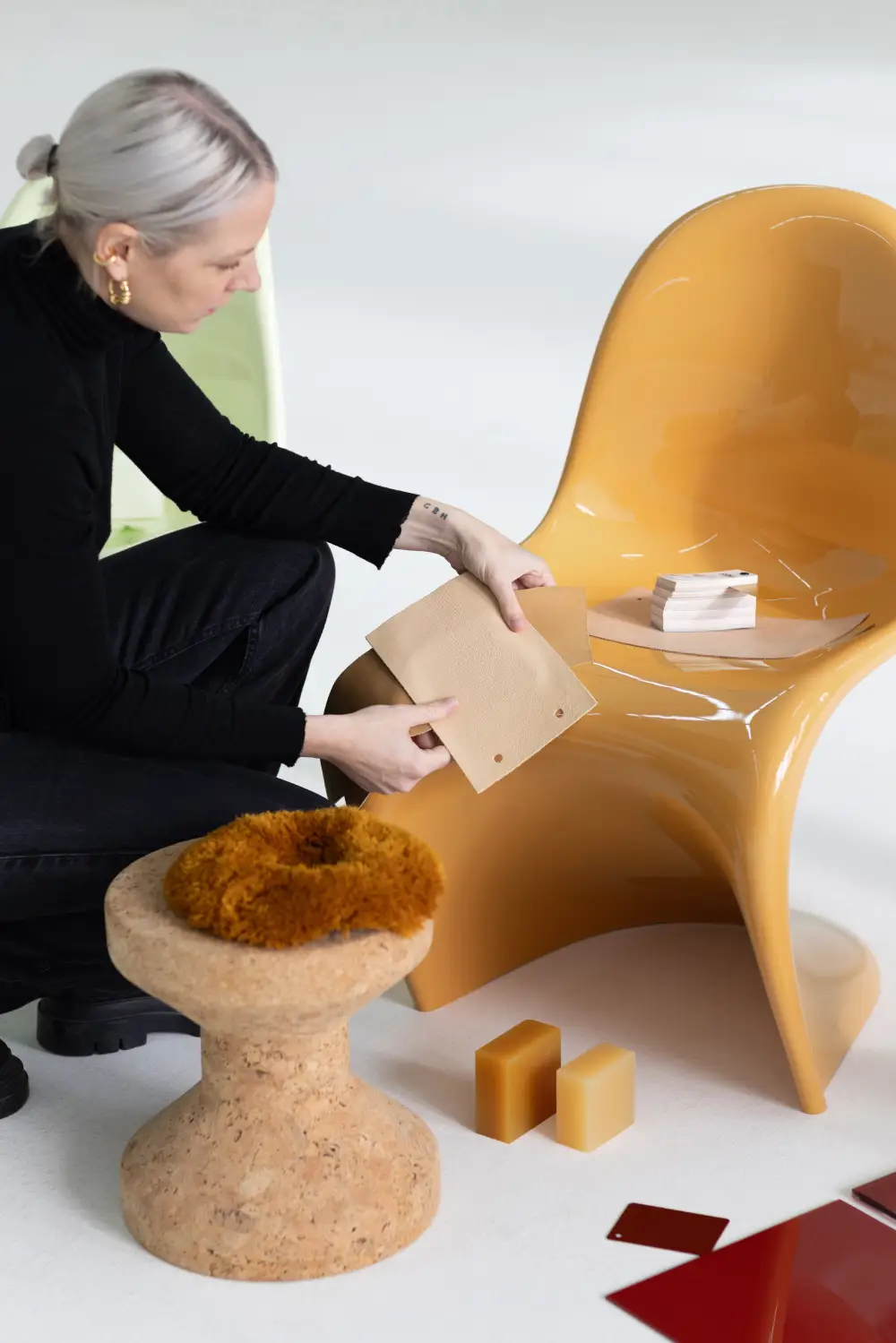 Choix teintes et matériaux de Sabine Marcelis pour la chaise Pantone et le tabouret Visiona