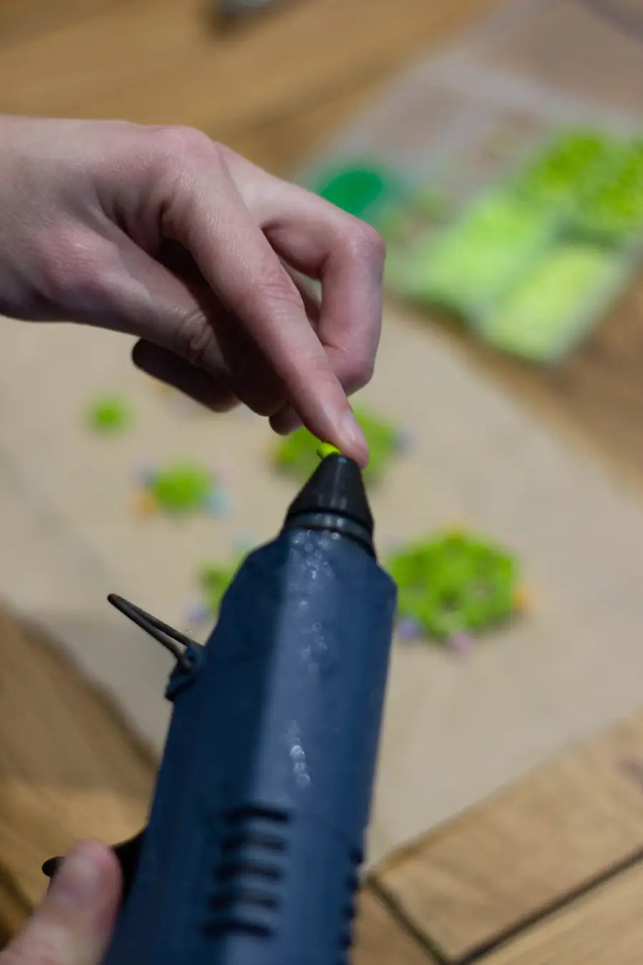 Collet au pistolet à colle une perle verte à l'extrémité de la tige de fleuriste