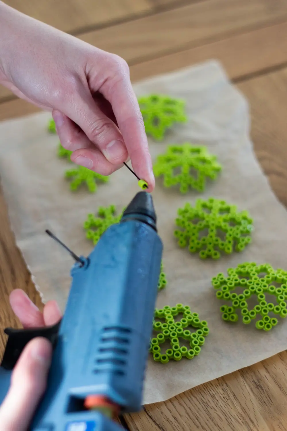 Coller une perle à l'extrémité de la tige de fleuriste