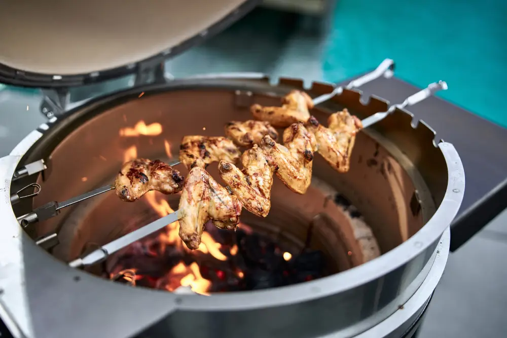 Cuisson de brochettes au kamado