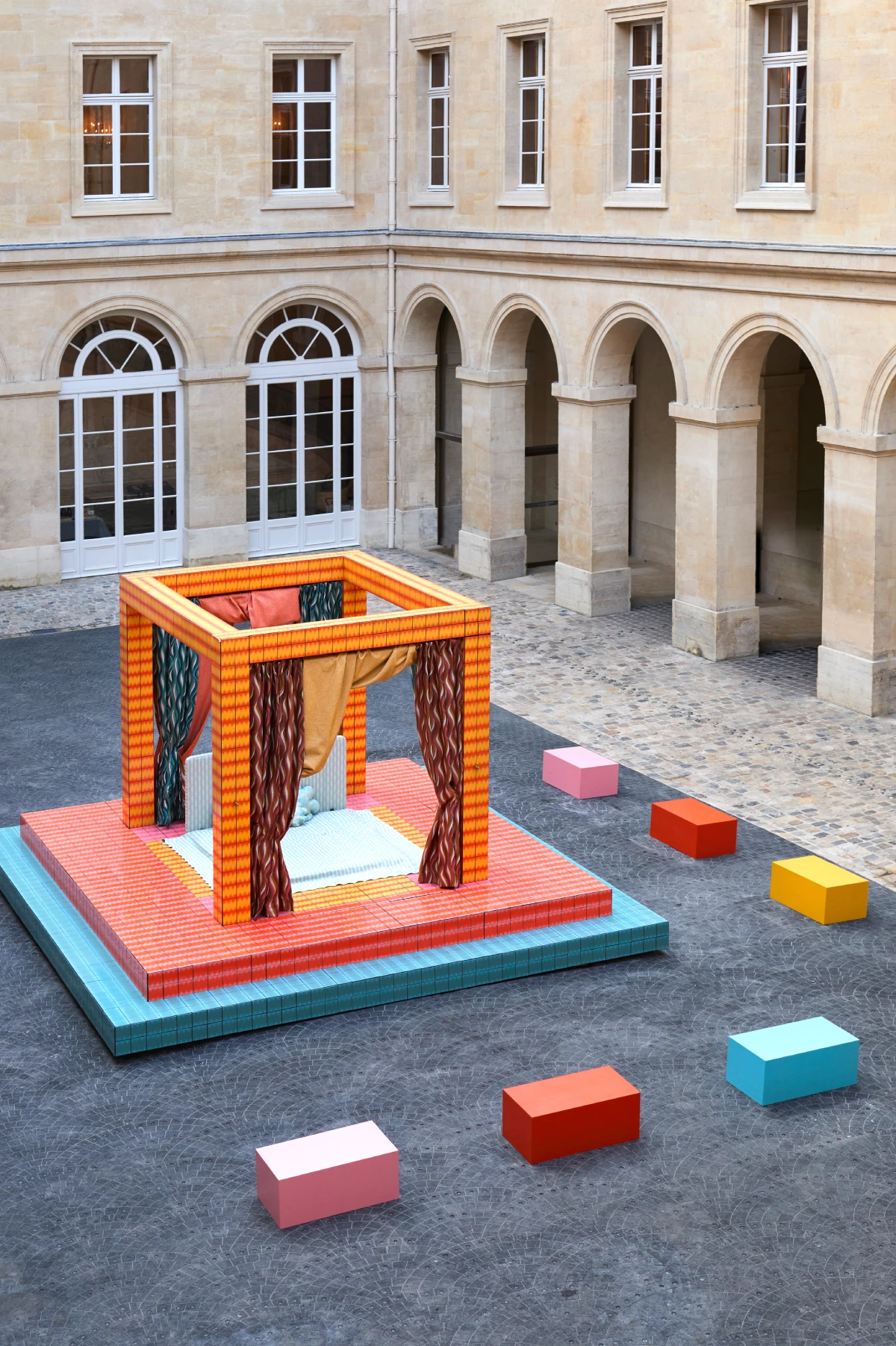 Day Bed, installation par Uchronia à l'Hôtel de la Marine à Paris