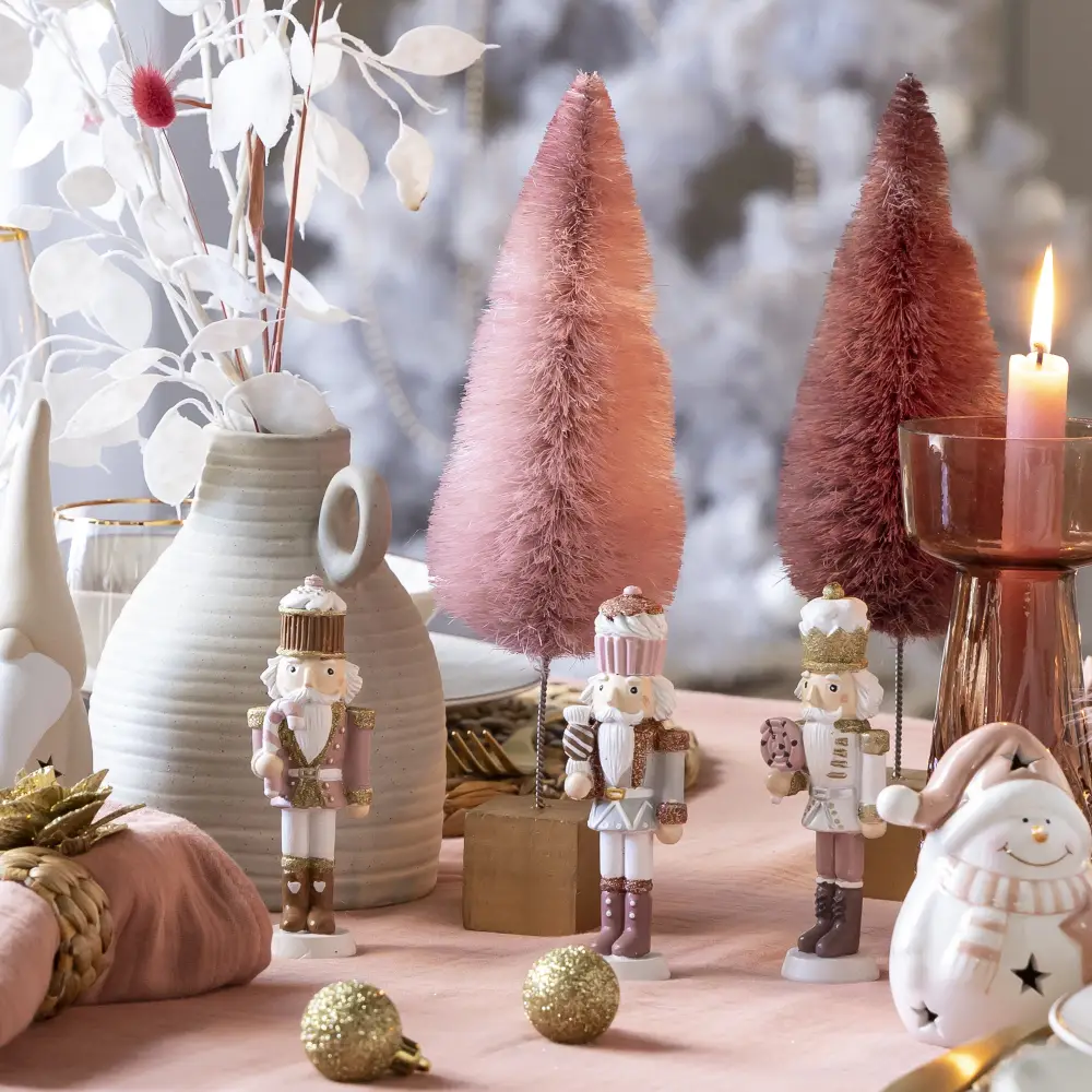 Casse-noisettes, sapins, bougie roses comme déco de Noël