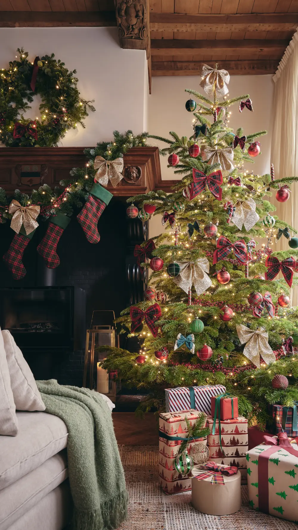 Déco de sapin avec des nœuds dorés et carreaux écossais