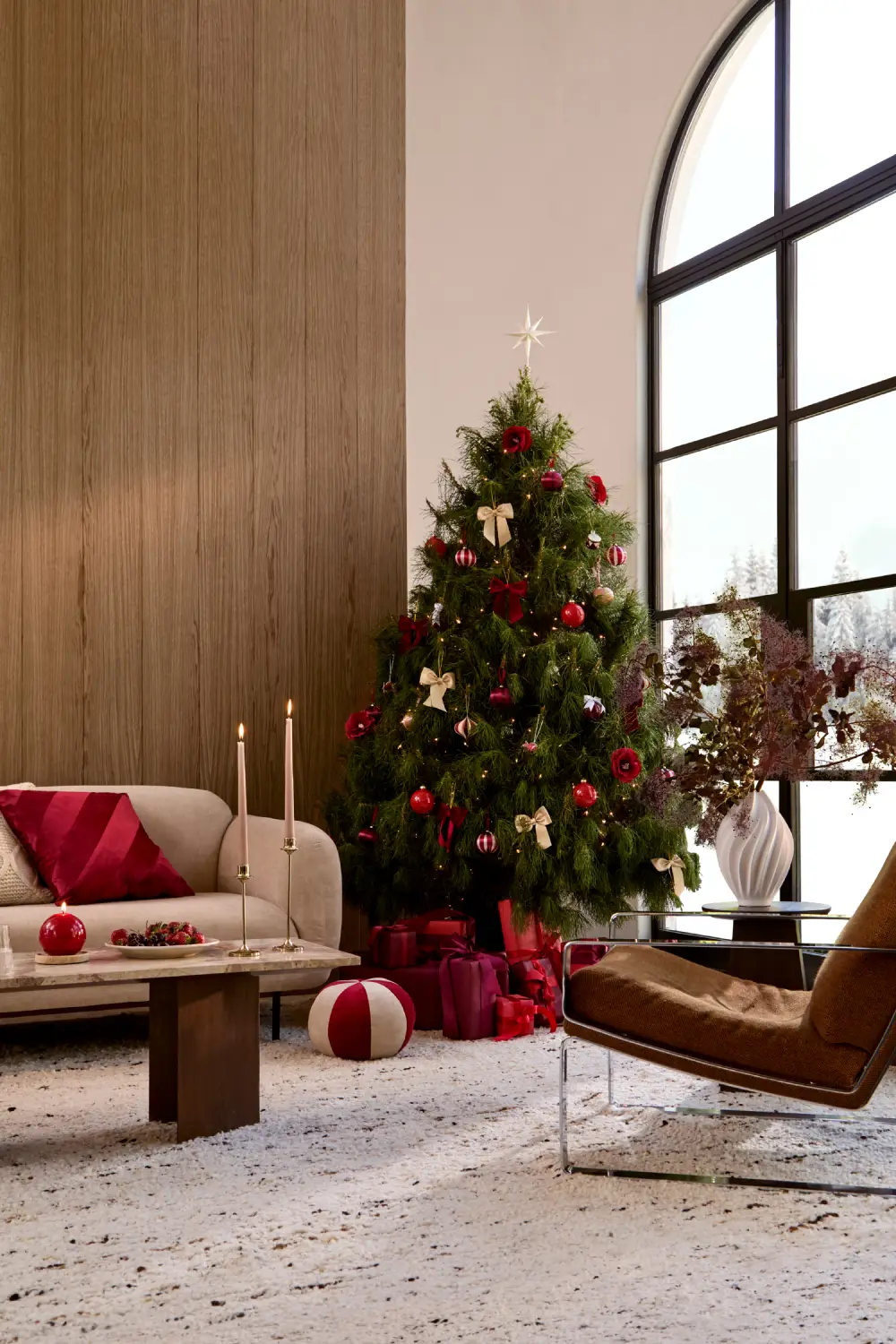 Sapin décor traditionnel sans surcharge, ornements rouges et dorés, nœuds dans le sapin, déco minimaliste