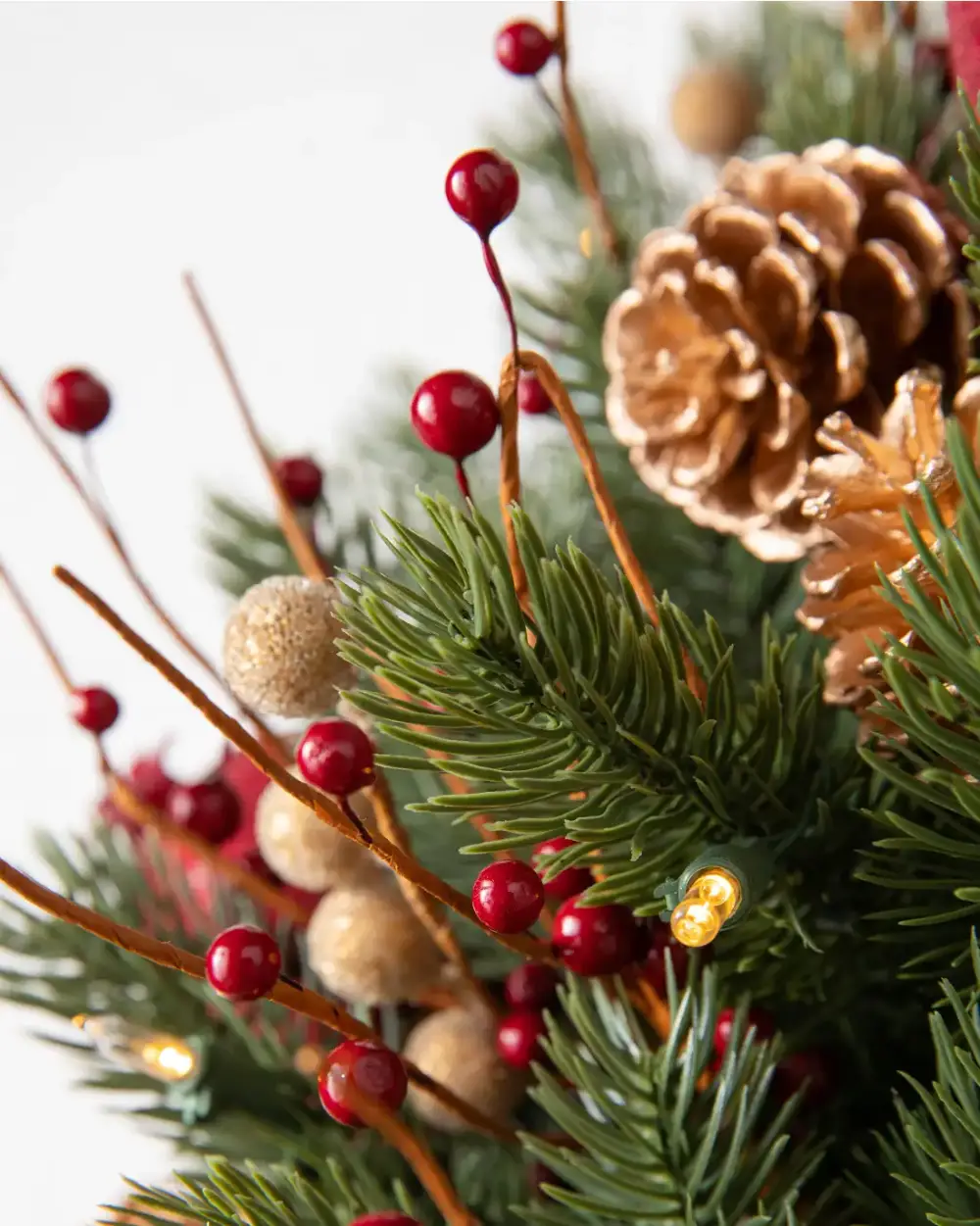 Couronne de Noël, décoration traditionnelle de Noël, branche de sapin, pomme de pin, baie rouge