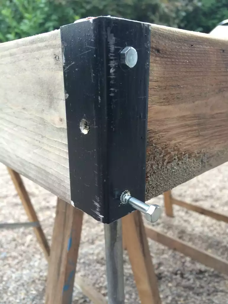 Cornière pour assembler la table en palette