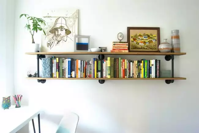 DIY étagère esprit loft avec des tuyaux et des planches en bois