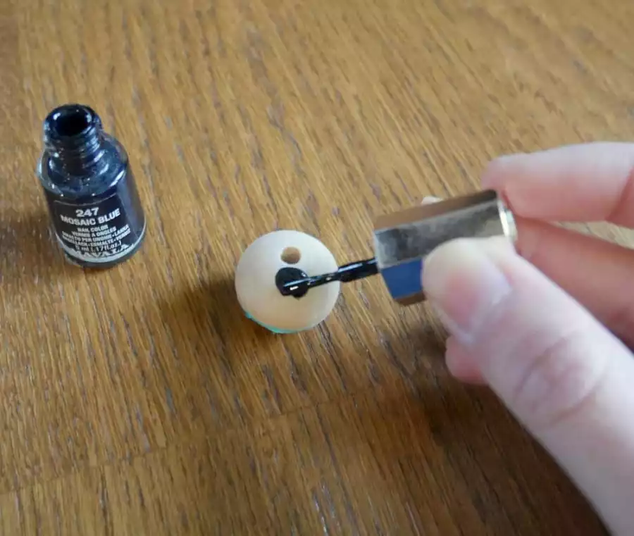 Customiser les perles en bois avec du vernis coloré