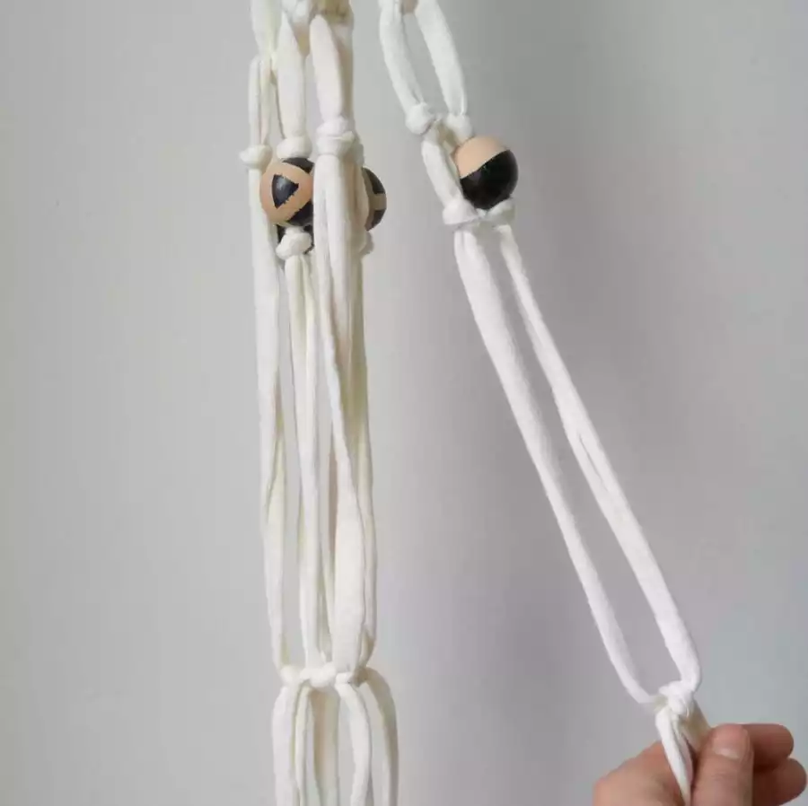 Faire des nœuds pour fermer la suspension florale en macramé