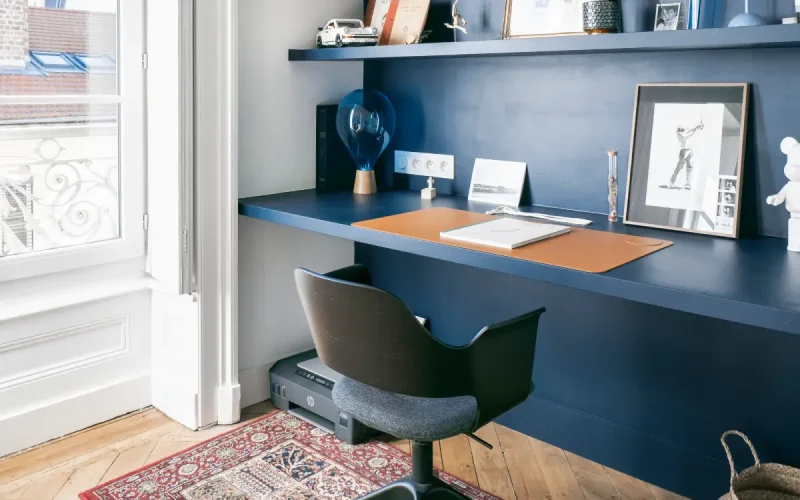 Aménagement sur mesure d'un bureau bleu