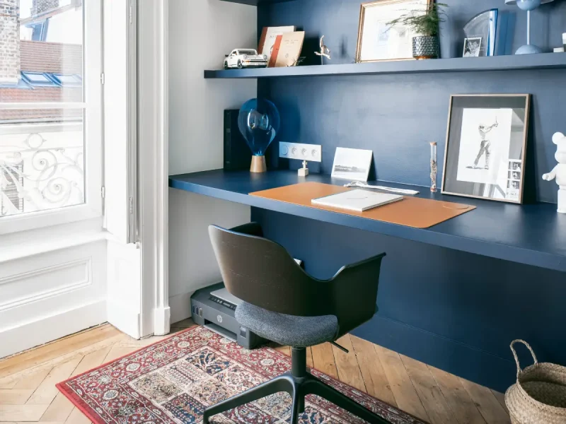 Aménagement sur mesure d'un bureau bleu