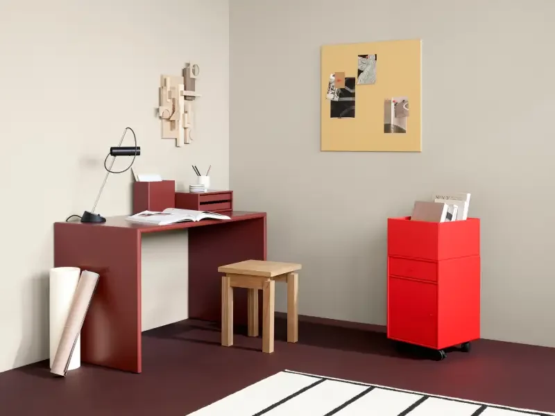 Bureau minimaliste couleur bordeau