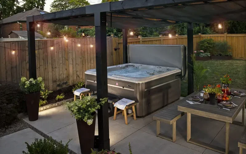 Pergola avec toile rétractable comme abri pour spa