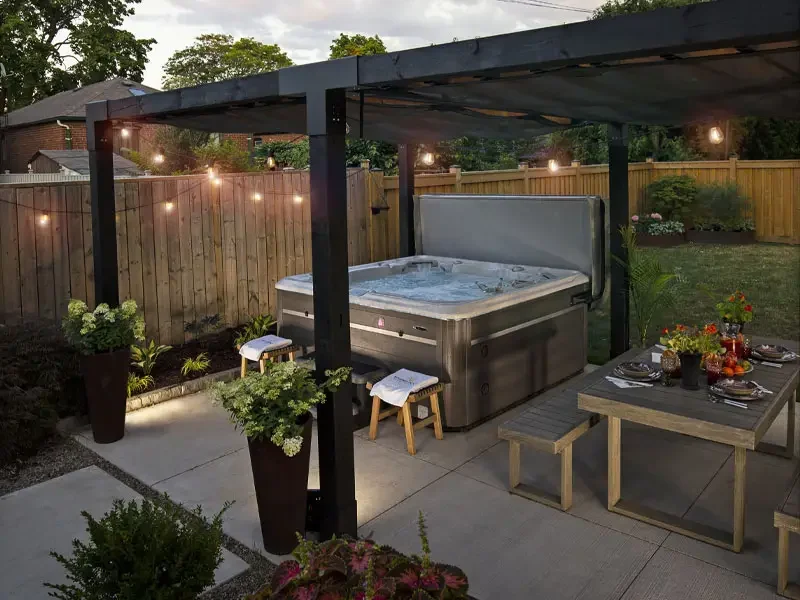 Pergola avec toile rétractable comme abri pour spa