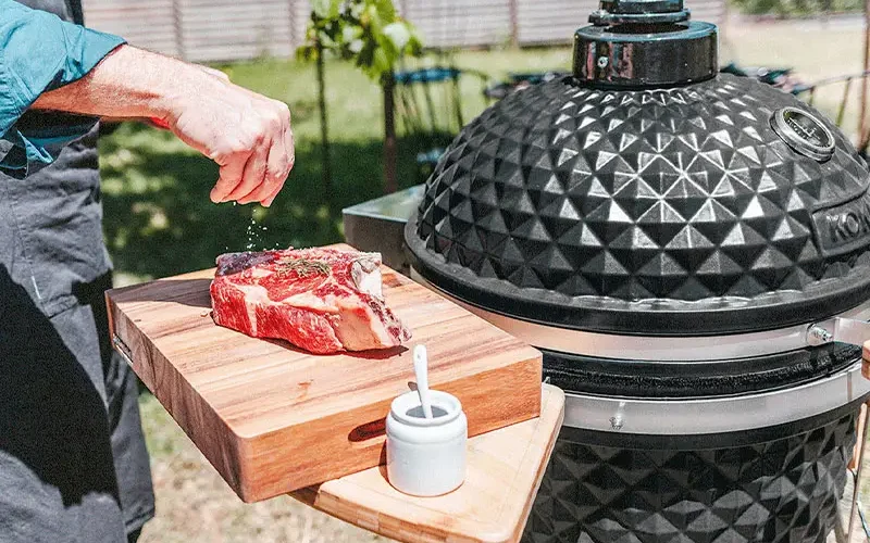 Cuisson de viande au kamado