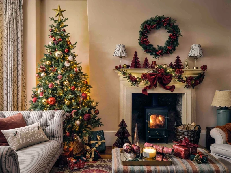 Nouvelles tendances décoration de noël traditionnelle, salon avec poêle en rouge, vert et doré