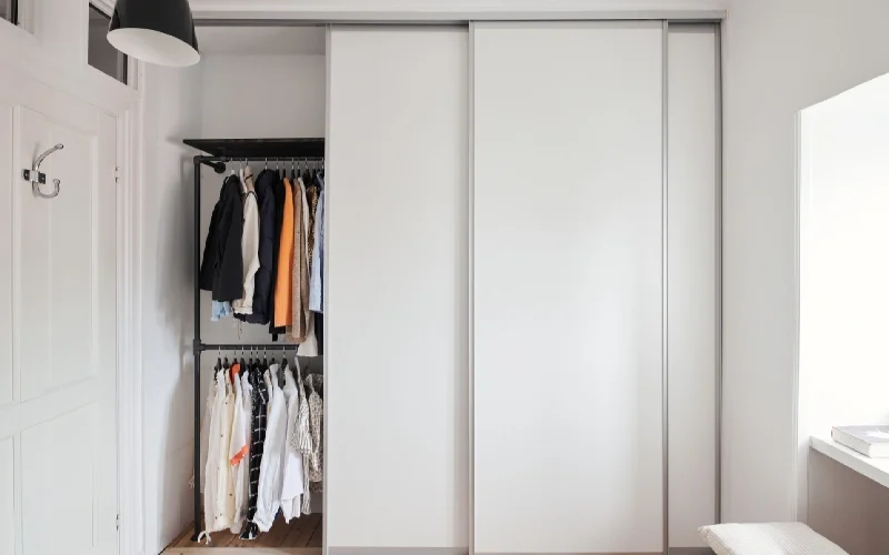 Portant à vêtement ou dressing fermé pour la chambre