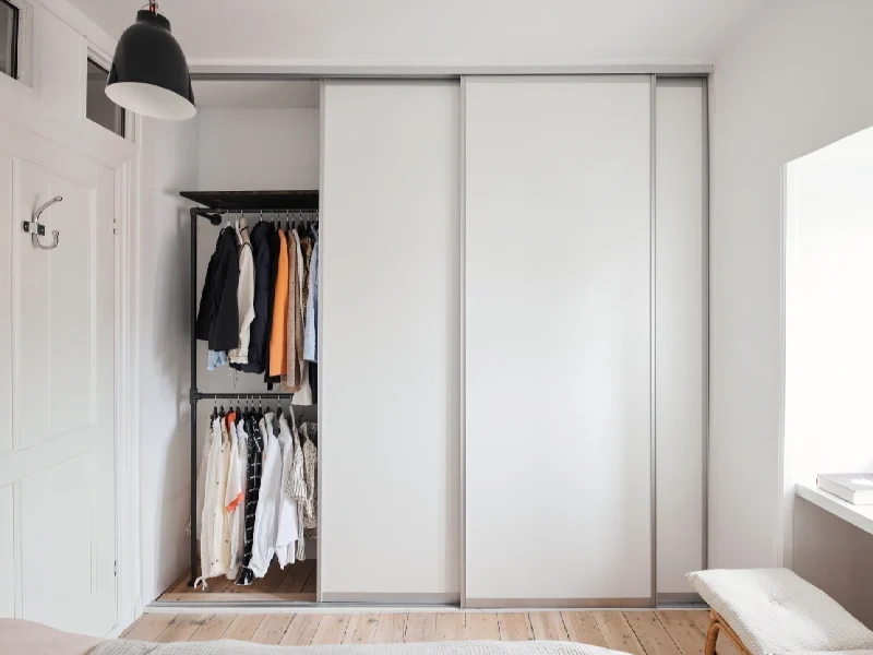 Portant à vêtement ou dressing fermé pour la chambre