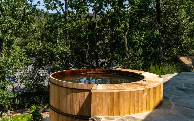 Spa nordique en bois, rond, vue sur nature