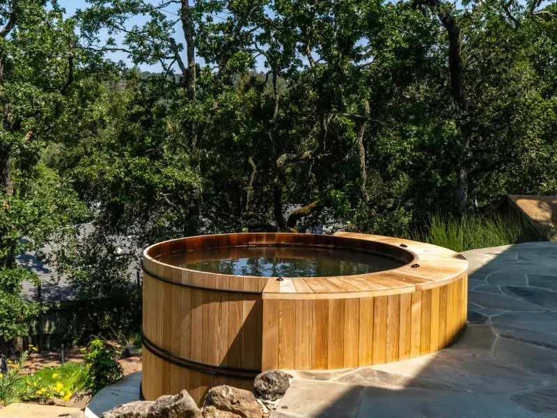 Spa nordique en bois, rond, vue sur nature