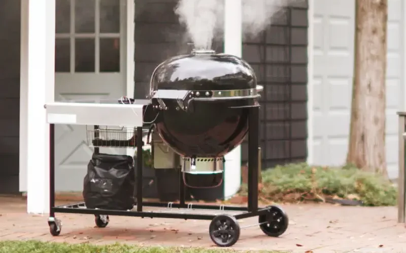 Weber Summit® Kamado sur chariot à roulettes