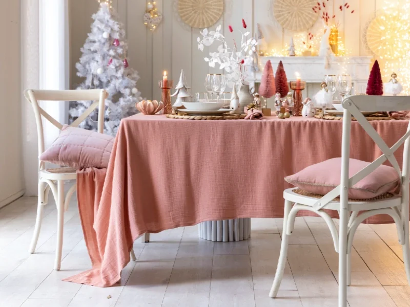 Table de Noël déco rose poudré avec nappe rose et objets roses