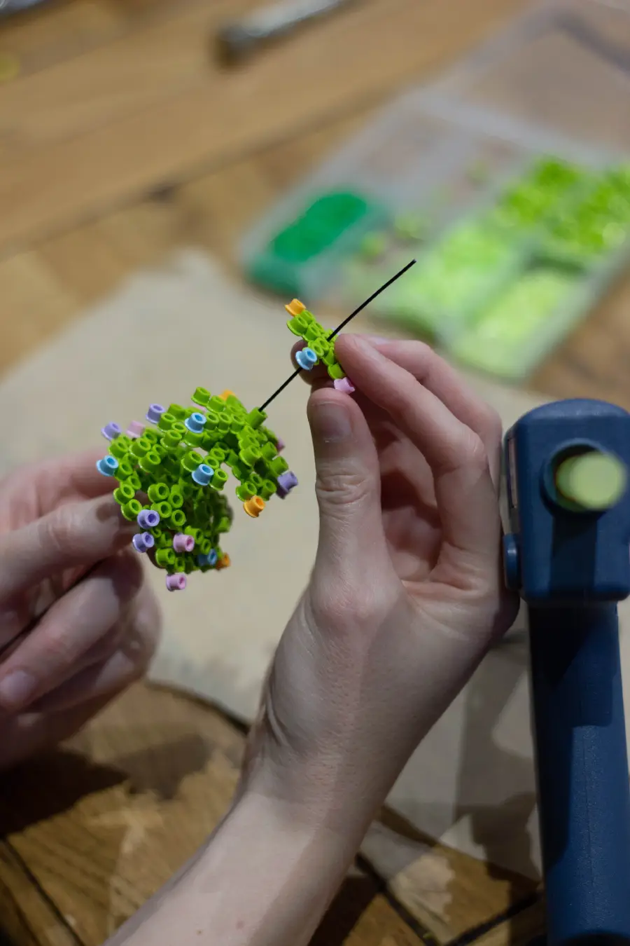 Enfiler les éléments du sapin sur une tige de fleuriste en alternant avec une perle verte