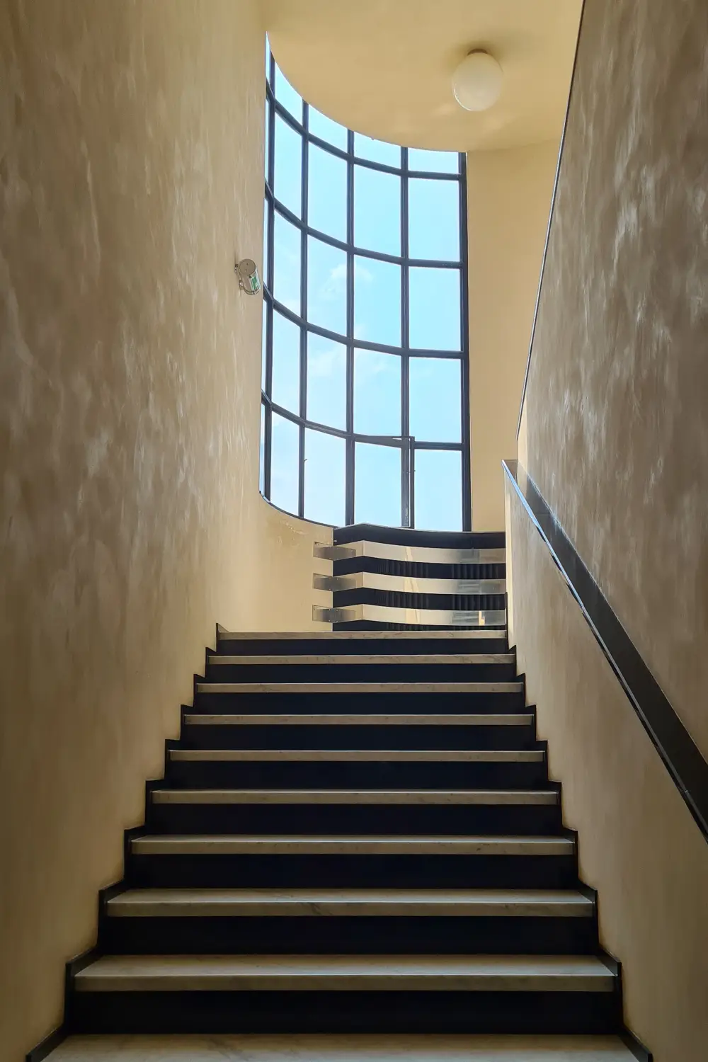 Escalier de la Villa Cavrois par l'architecte Robert Mallet-Stevens