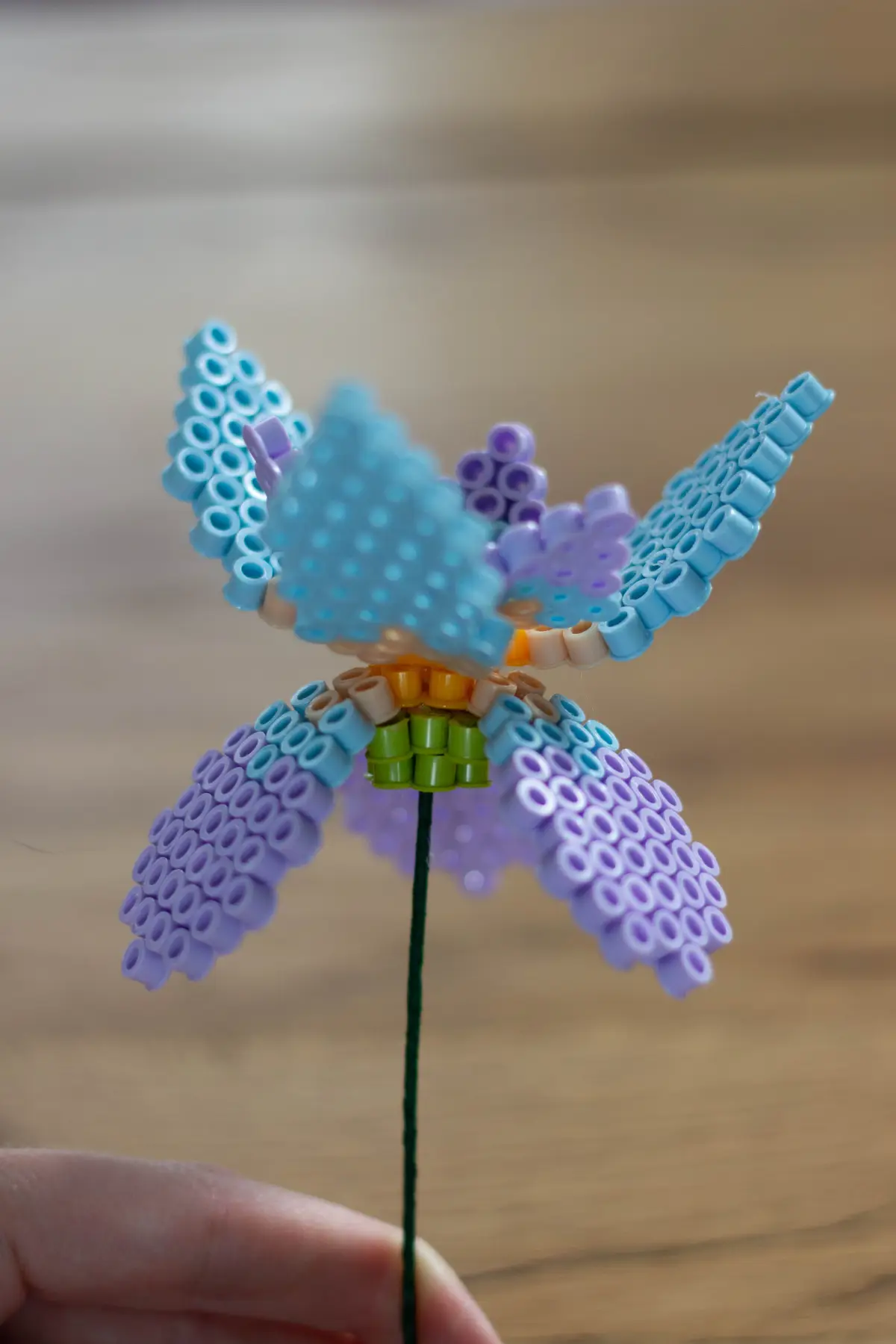 Fleur de Lys en perle bleue