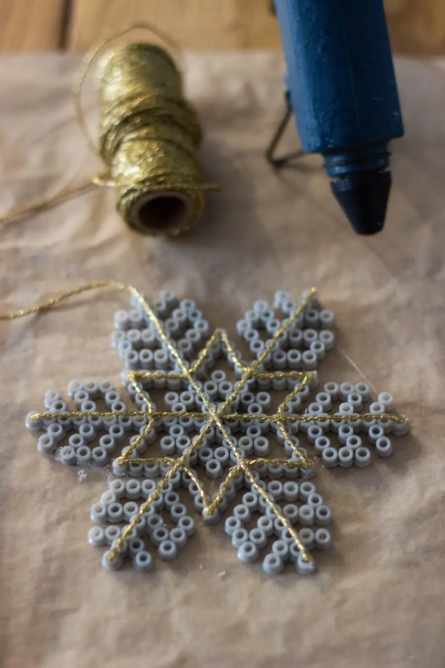 Flocon de neige avec fil doré collé