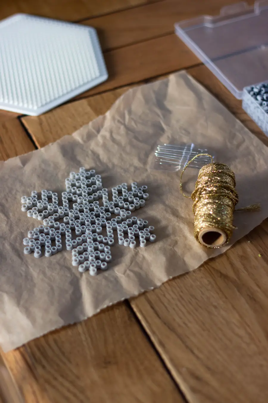 Flocon de neige en perles grises et fil doré