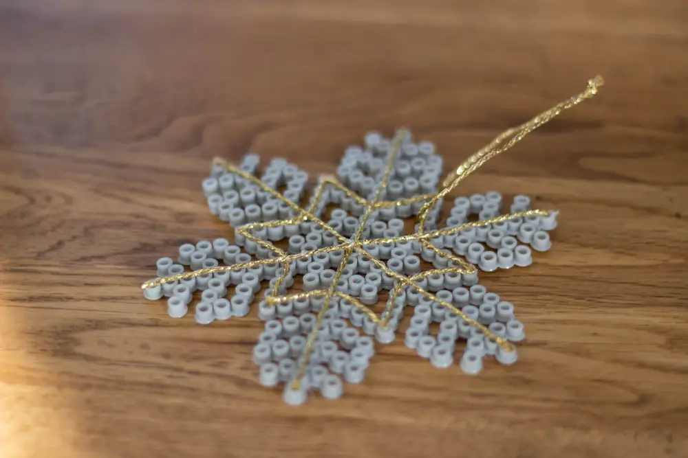 Flocon de neige en perles avec fil doré pour la touche festive