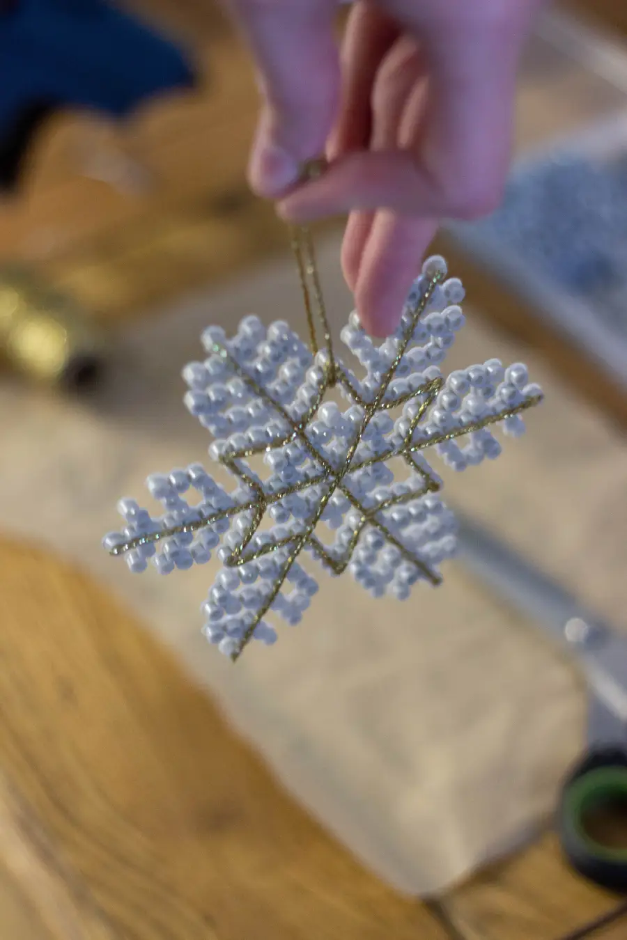 Flocon de neige gris en perles à repasser à accrocher dans le sapin