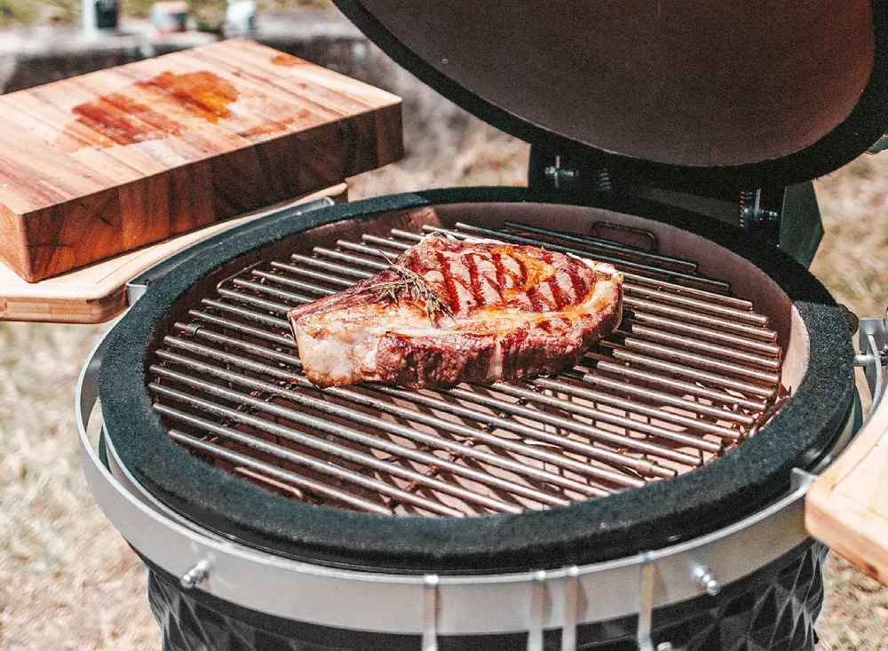 Morceau de viande grillé, barbecue kamado noir